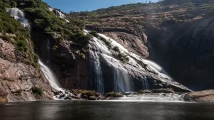 Cascada de Ézaro en la desembocadura del río Xallas, uno de los lugares de interés de la Ruta Sur por Costa da Morte.
